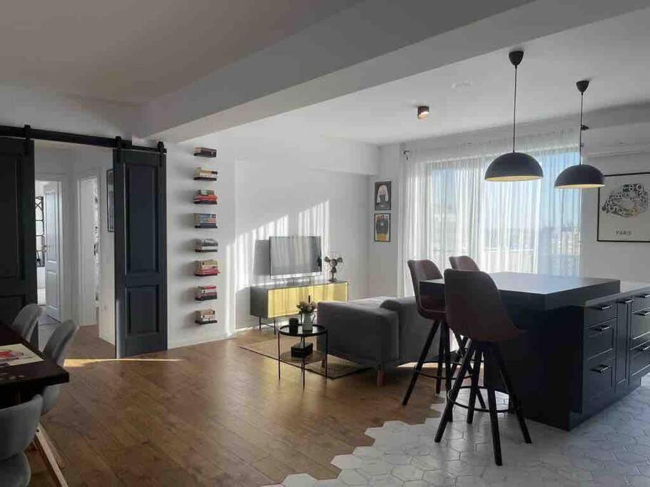 Modern 2-Bedroom Apartment In New Residence Craiova Exterior photo