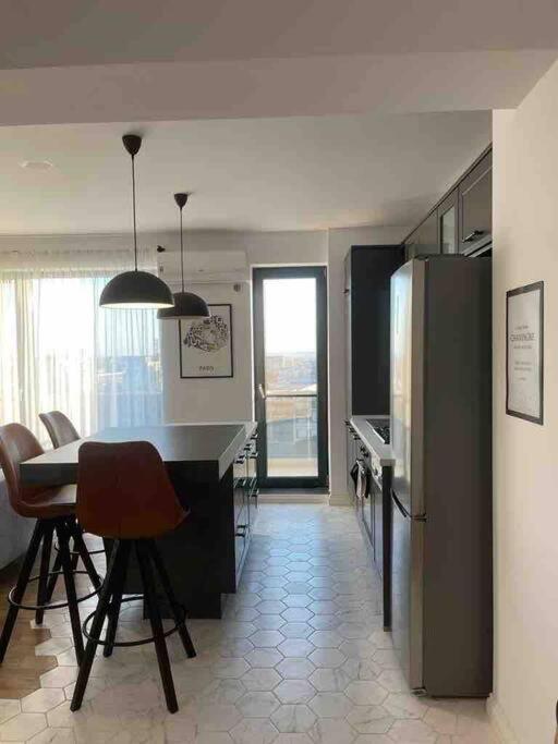 Modern 2-Bedroom Apartment In New Residence Craiova Exterior photo